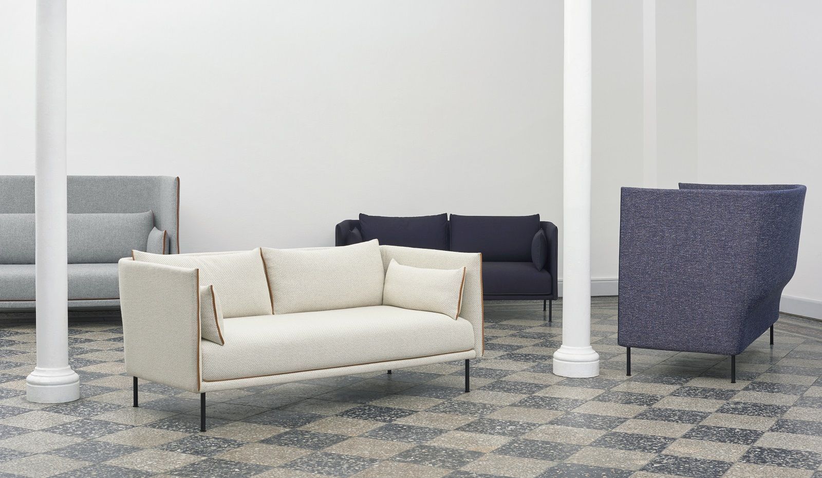 Helles Silhouette Sofa 3-Sitzer von Hay mit Kissen und schwarzen Füßen in modernem Raum.