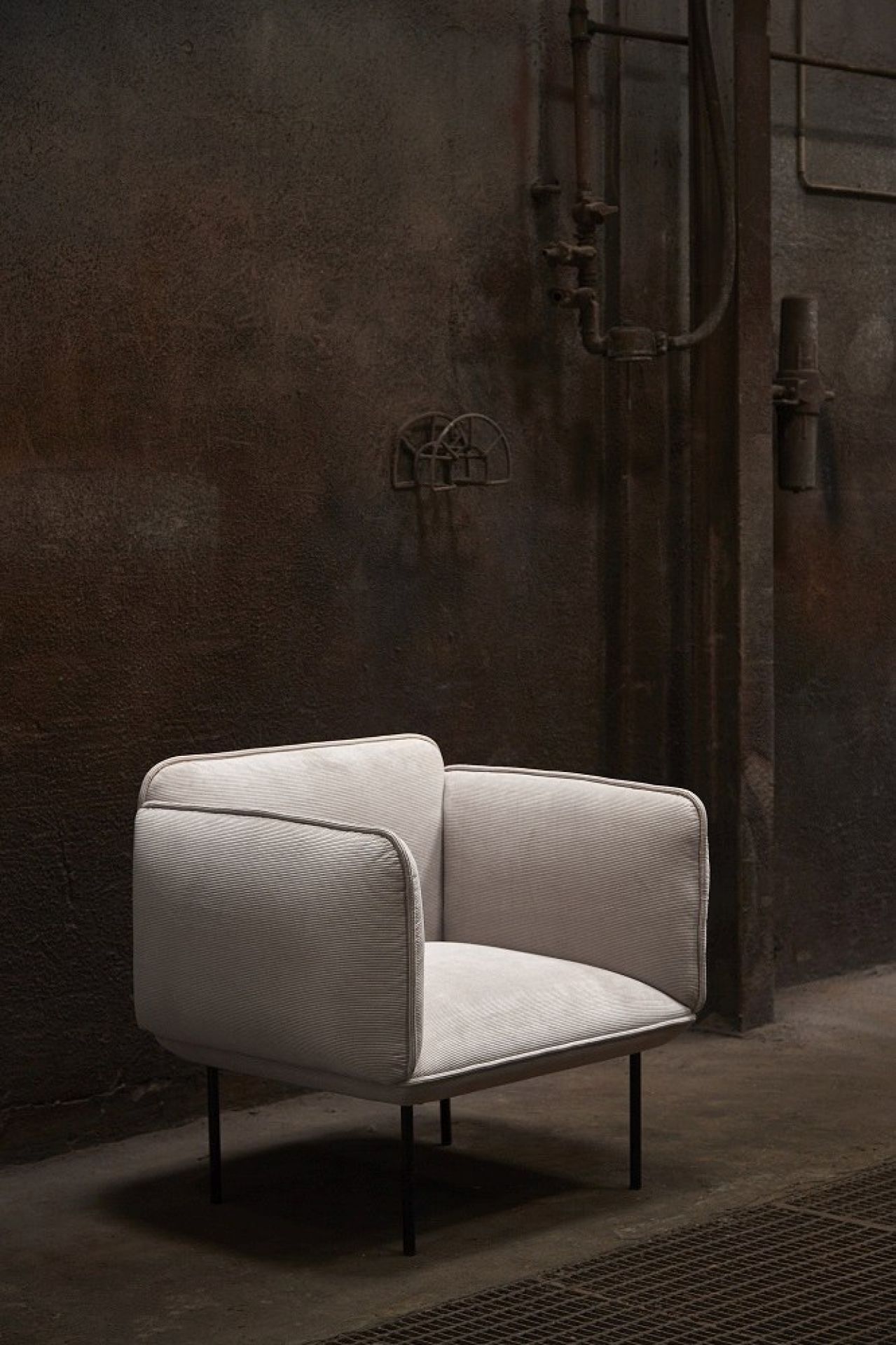 Nakki Sessel von Woud: Moderner 1-Sitzer mit hellgrauem Cordbezug und schwarzen Metallbeinen.