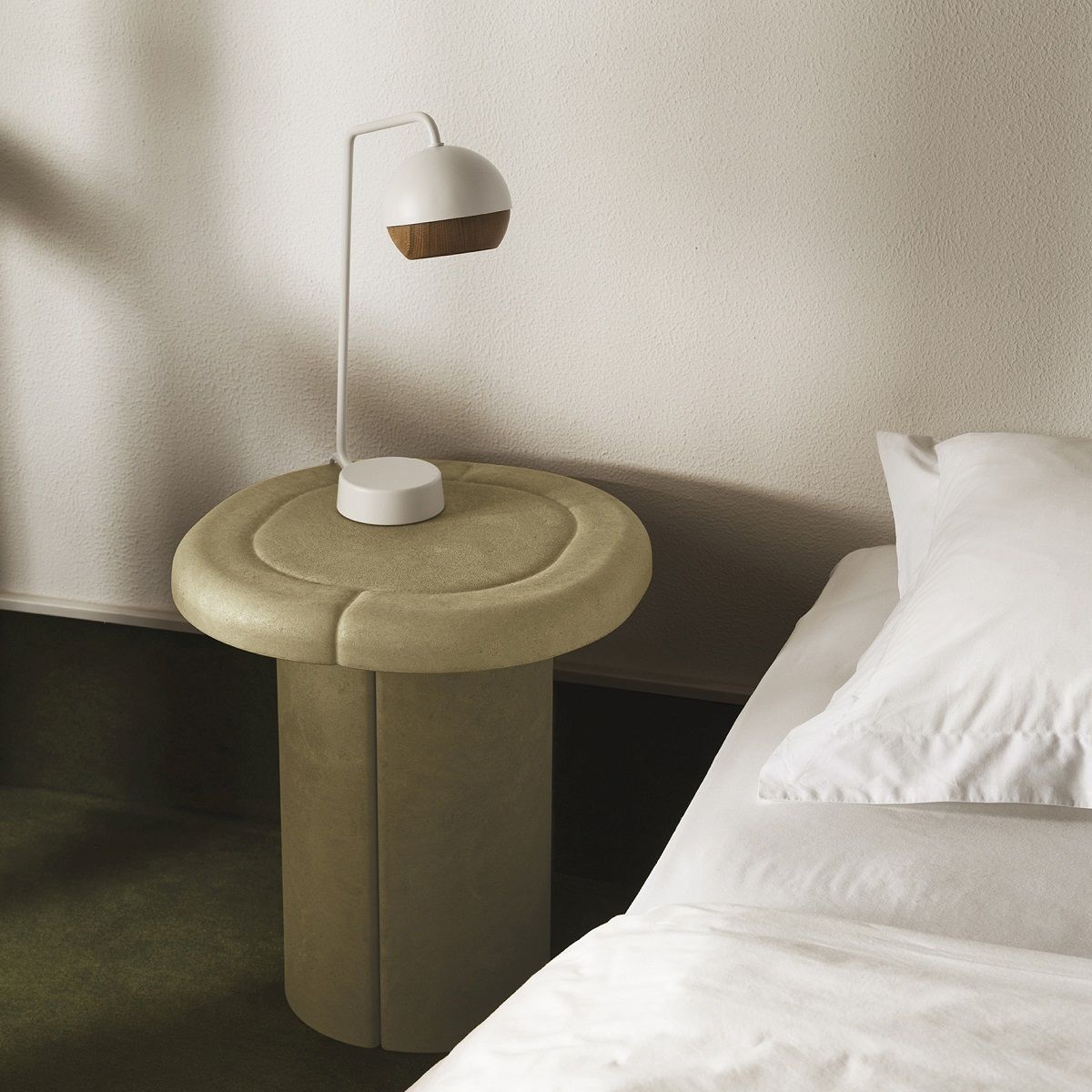 Nahaufnahme des Alder Side Table Beistelltischs neben einem Bett mit Lampe. Indoor/Outdoor geeignet.