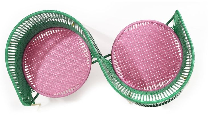 Caribe Vis a Vis Bank: Smaragdgrüne Outdoor-Bank mit zwei kaugummirosa Sitzflächen, Draufsicht.