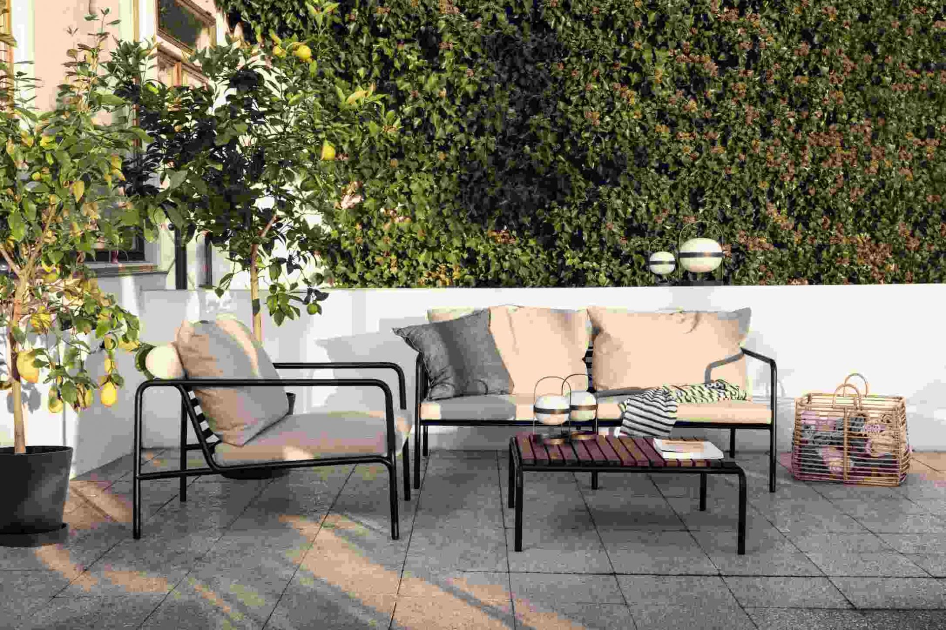 Avon Lounge Chair von Houe: Outdoor Sessel mit schwarzen Rahmen und hellen Polstern.