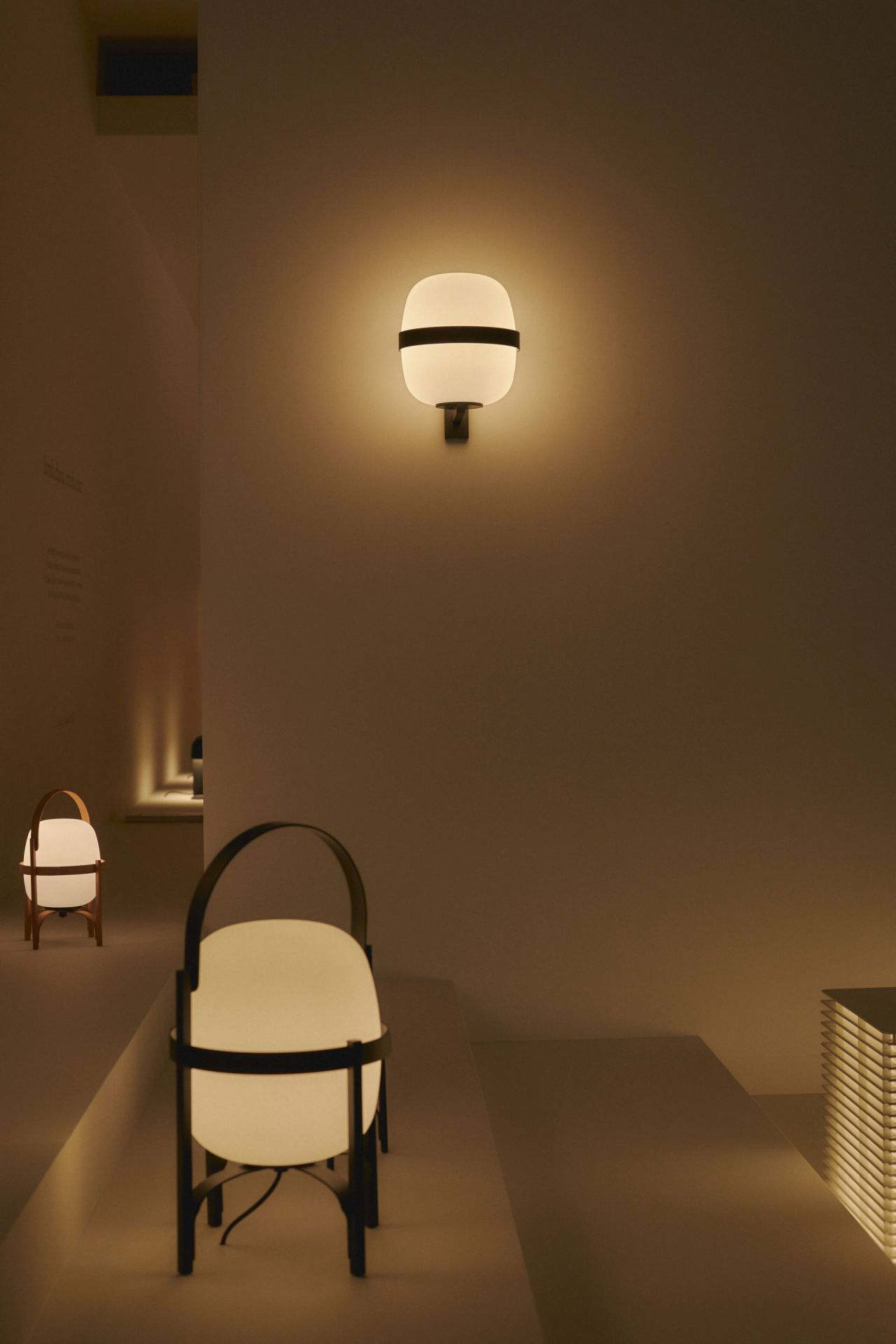 Nahaufnahme der leuchtenden Wally Cesta Wandleuchte von Santa & Cole in Schwarz, modernes Design.