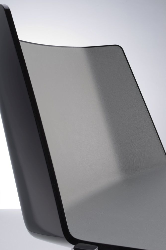 Detailansicht AÏKU Stuhl mit schwarzem Gestell und Rückenlehne, modernes Design für Esszimmer und Büro.