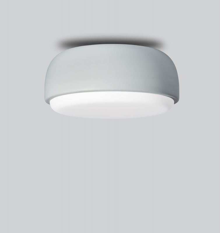 Nahaufnahme der Northern Over Me Deckenleuchte in Staubblau, Durchmesser 30 cm.