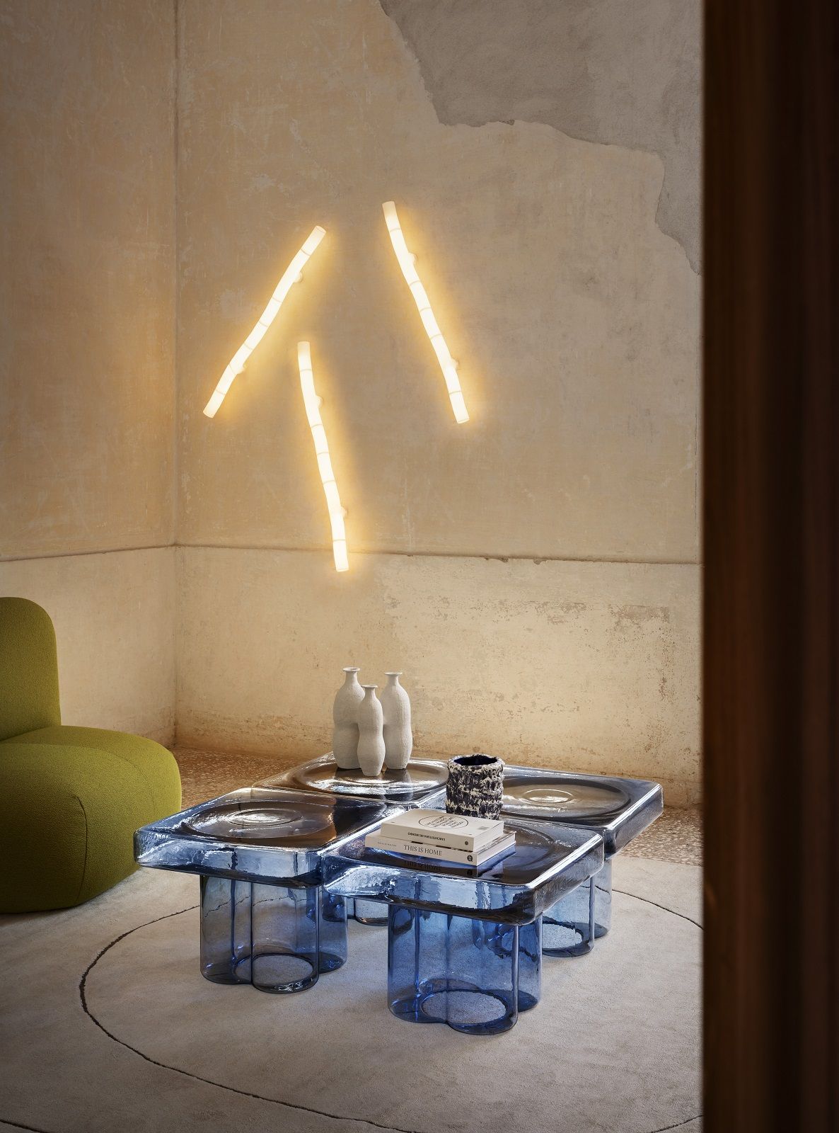 Blauer Soda Couchtisch von Miniforms im Wohnzimmer mit Deko-Elementen und stylischer Beleuchtung.