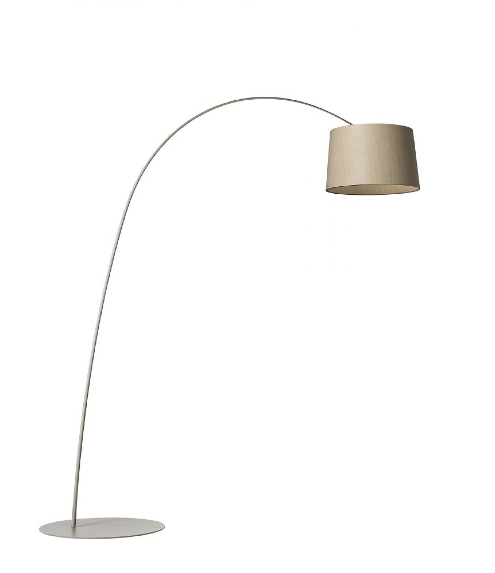 Graue Twiggy Wood LED Stehleuchte von Foscarini mit gebogenem Lampenfuß und Holzschirm.