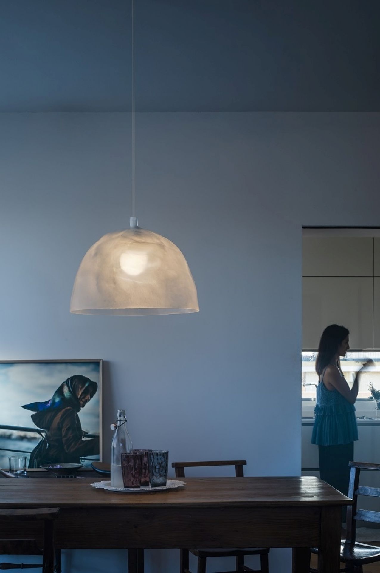 Helle Bump Pendelleuchte von Foscarini über Esstisch, moderne Innenraumbeleuchtung.