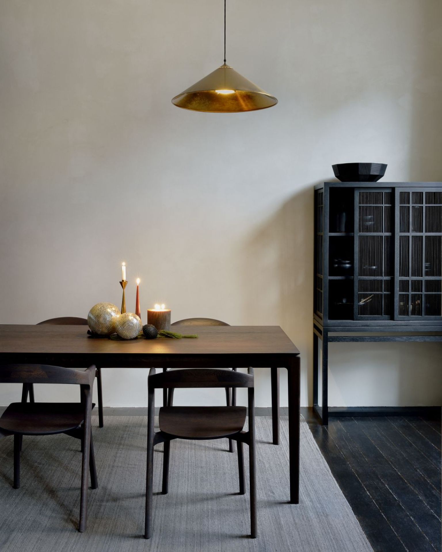 Brauner Ethnicraft Bok Tisch aus Eiche, 160x80 cm, mit Stühlen und Dekoration.