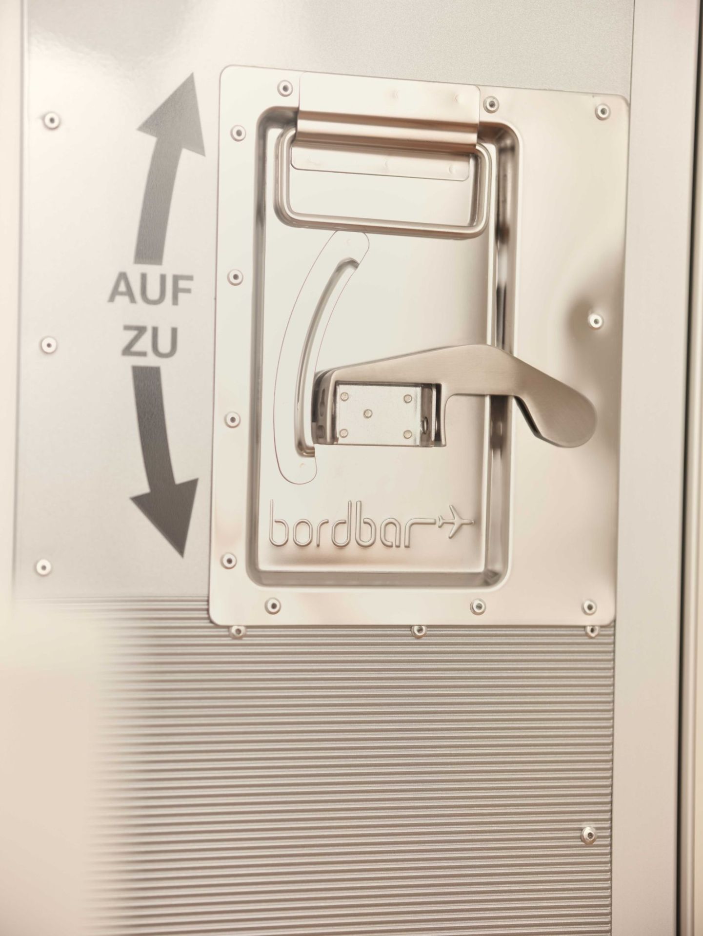 Detailaufnahme des Verschlusses einer Lufthansa Bordbar im Flugzeugtrolley-Design. Ideal als mobile Bar und Flugzeugmöbel.