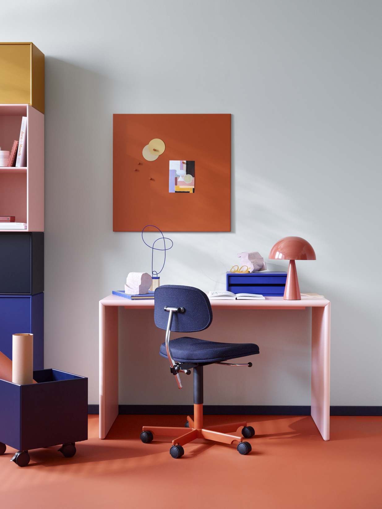 Büro mit Schreibtisch, Stuhl und Montana Colour Box Aufbewahrungsbox auf Rollen in New White.