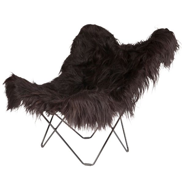 Iceland Mariposa Butterfly Chair: Schwarzer Sessel mit weichem, dunklem Schaffell und Metallgestell.
