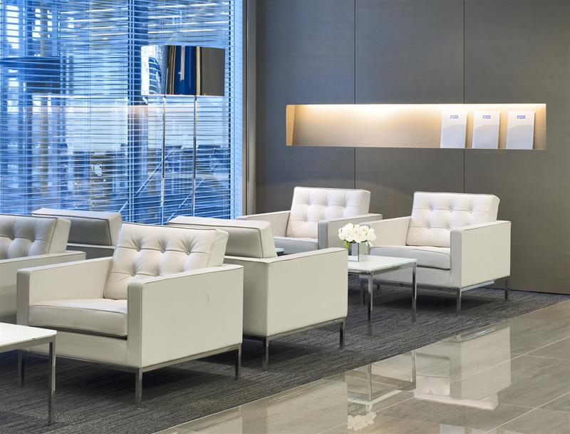 Weißer Florence Relax Sessel von Knoll International mit Knopfheftung und Chromgestell in modernem Wartebereich.