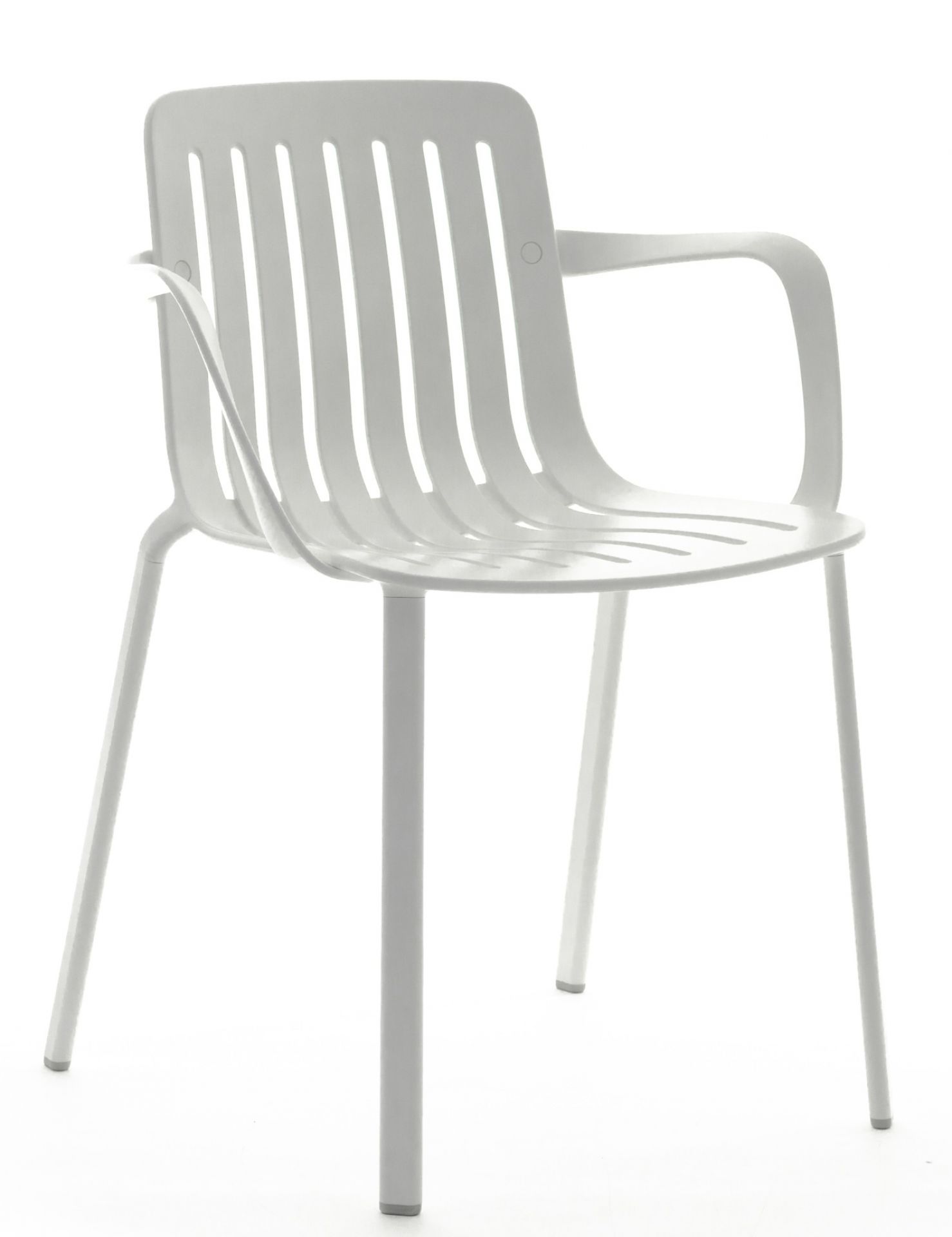 Weißer Plato Stuhl von Magis mit Armlehnen und vertikalen Streben im Sitz und Rücken.