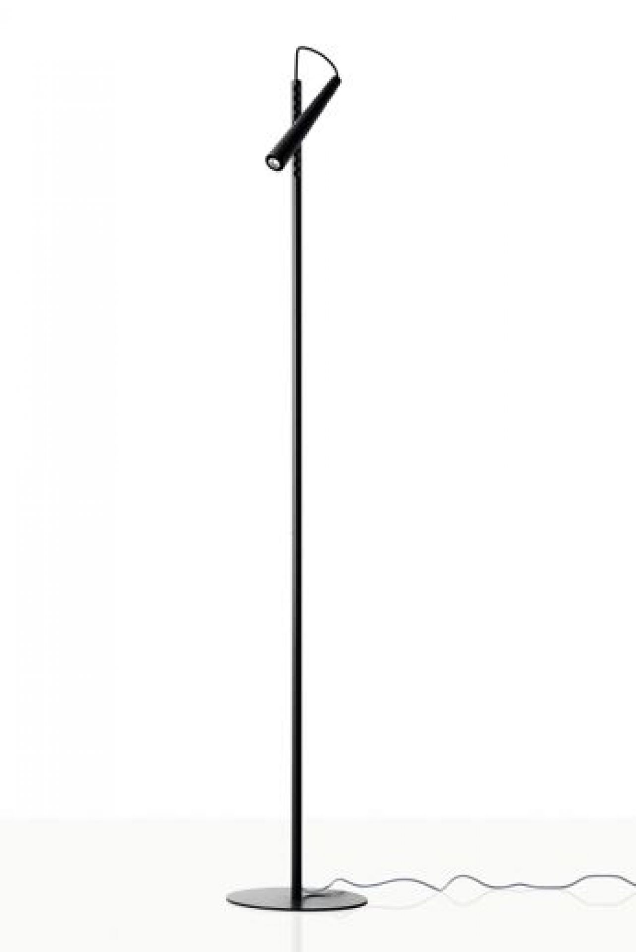 Schwarze Foscarini Magneto LED Stehleuchte mit verstellbarem Leuchtenkopf für gezieltes Licht.