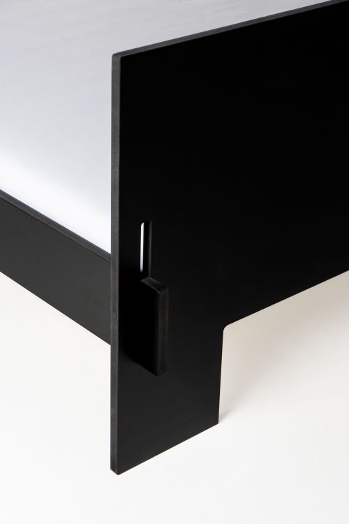 Detailaufnahme: Schwarzes Siebenschläfer Bett von Moormann mit Kopfteil, minimalistisches Design für modernes Schlafzimmer.