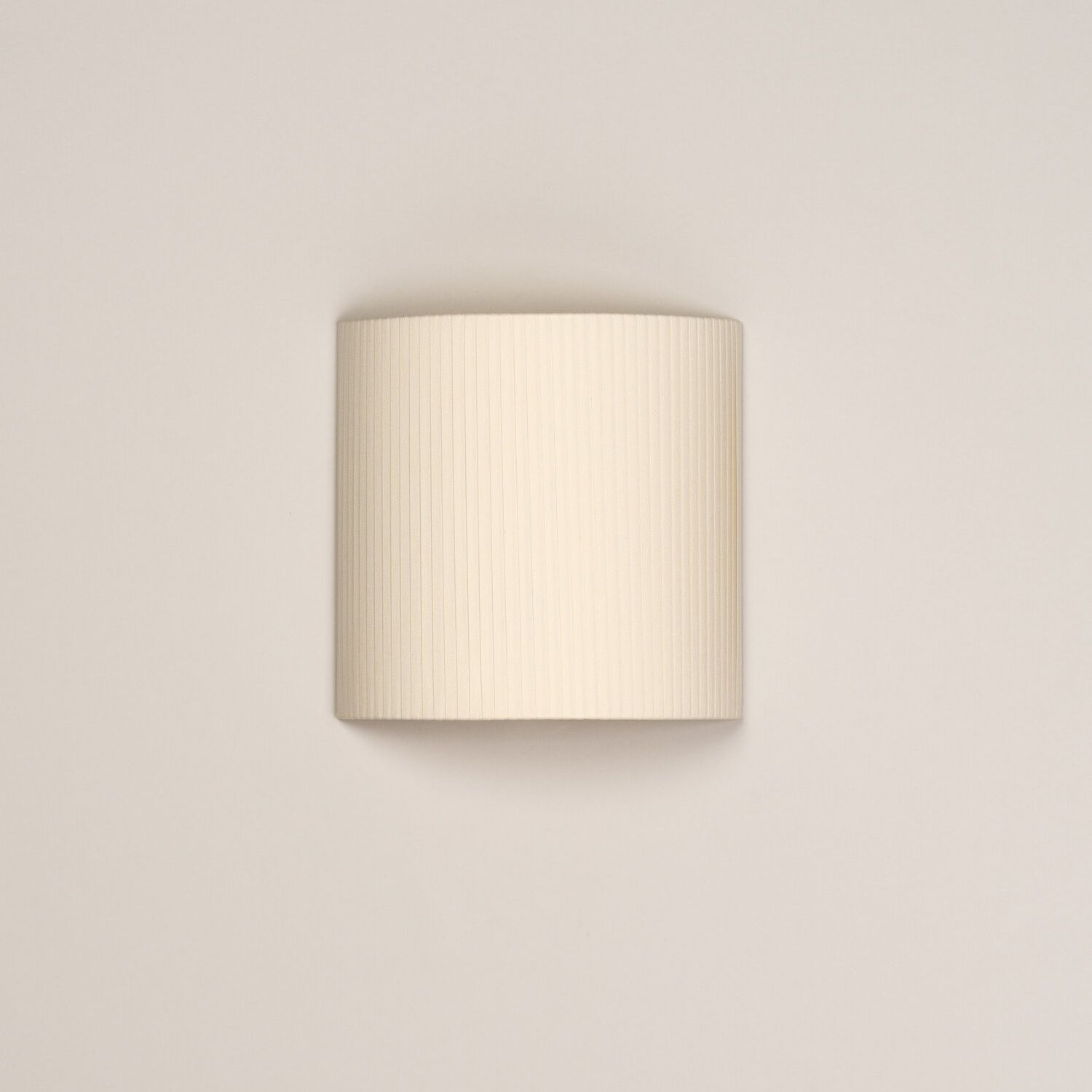 Comodín quadratische Wandleuchte von Santa & Cole mit natürlichem Stoffschirm und vertikalen Linien.