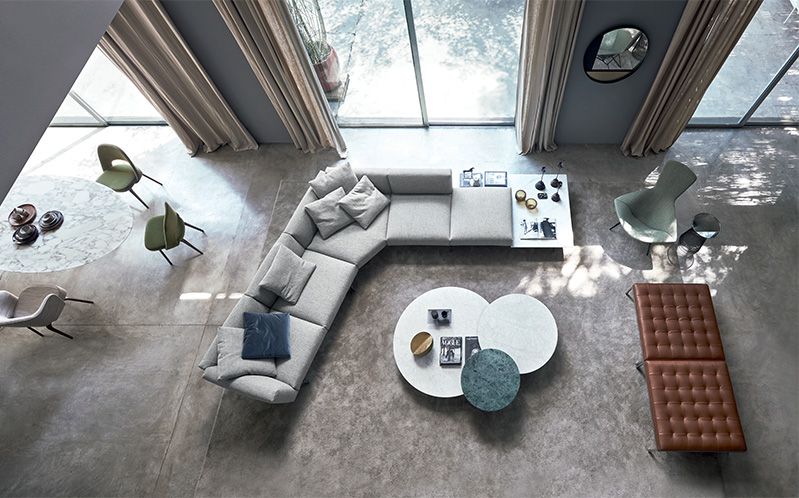 Ansicht von oben: Wohnzimmer mit Knoll Grasshopper Couchtischen (3er Set) und grauer Eckcouch.