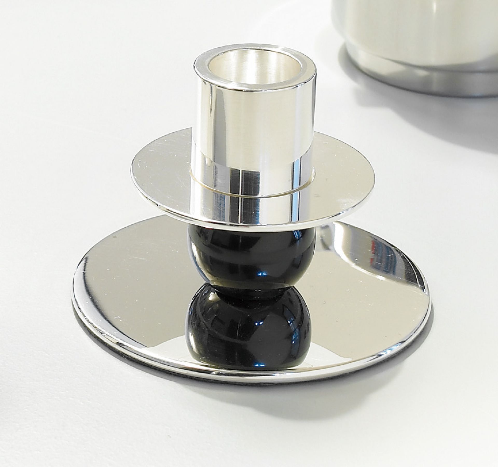 WSNK 87 Bauhaus Kerzenleuchter von Tecnolumen, silberfarben mit schwarzen Kugeln, modernes Design für stimmungsvolle Beleuchtung.