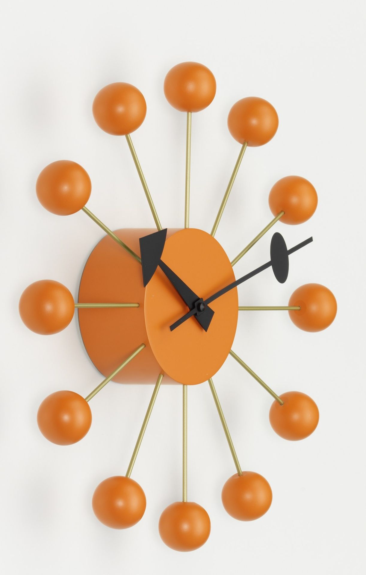 Orange Ball Clock Wanduhr im Retro Design mit goldenen Stäben und schwarzen Zeigern.