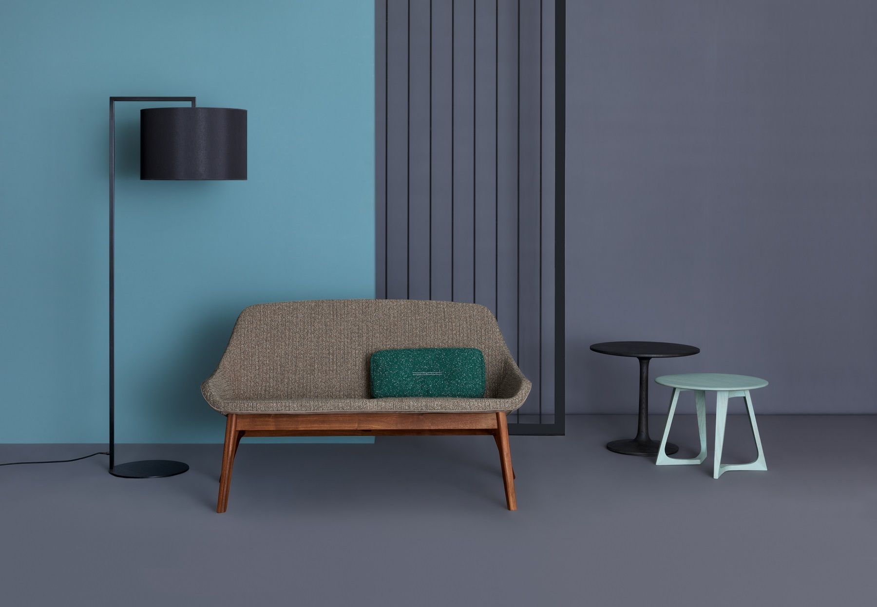 Morph Duo Lounge Sofa von Zeitraum mit braunem Stoffbezug und grünem Kissen vor farbiger Wand.