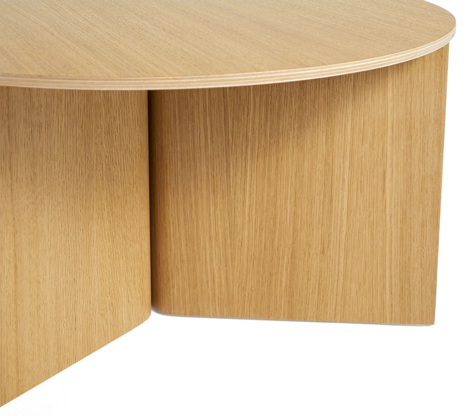 Detailaufnahme des Hay Slit Table aus Holz, runder Beistelltisch/Couchtisch in Eiche.
