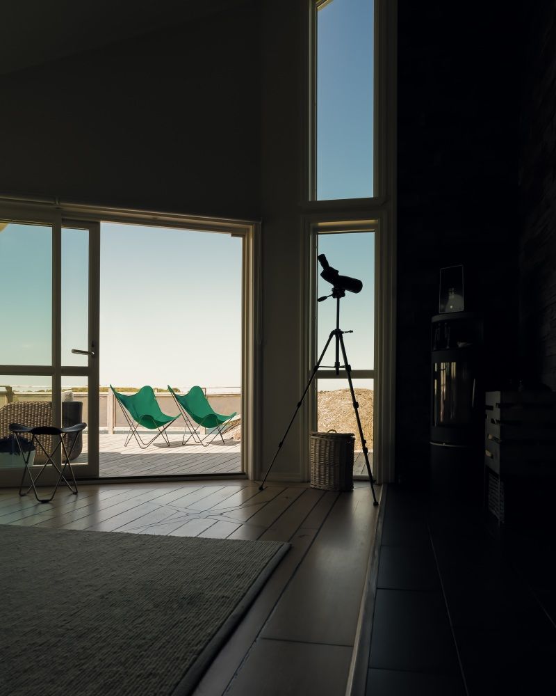 Zwei grüne Mariposa Butterfly Chairs auf einer Terrasse mit Meerblick, Outdoor Sessel.