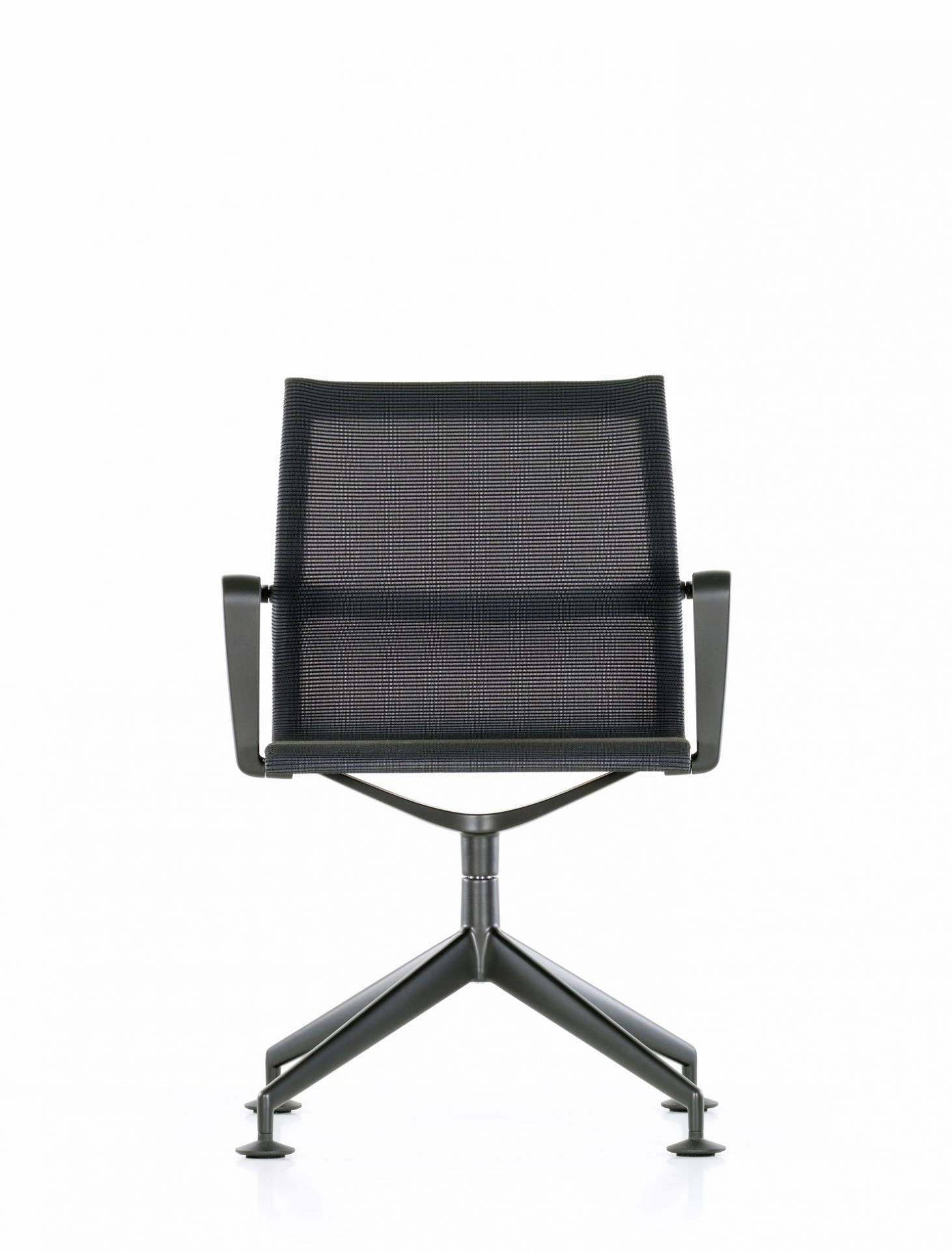 Schwarzer Physix Konferenzstuhl von Vitra mit Netzbezug und Vierfußgestell, Ansicht von vorne.