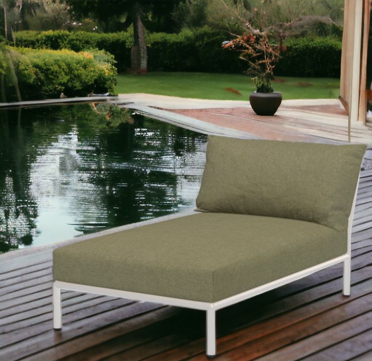 Houe Level 2 Chaiselongue Outdoor Sessel in Grün mit weißem Rahmen am Pool.