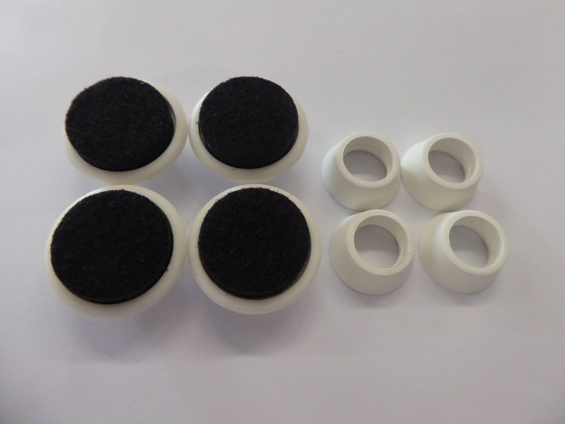 Filzgleiter Set für Eames Plastic Chair: Weiße Gleiter mit schwarzem Filz für DSR, DAR, DKR Stühle.