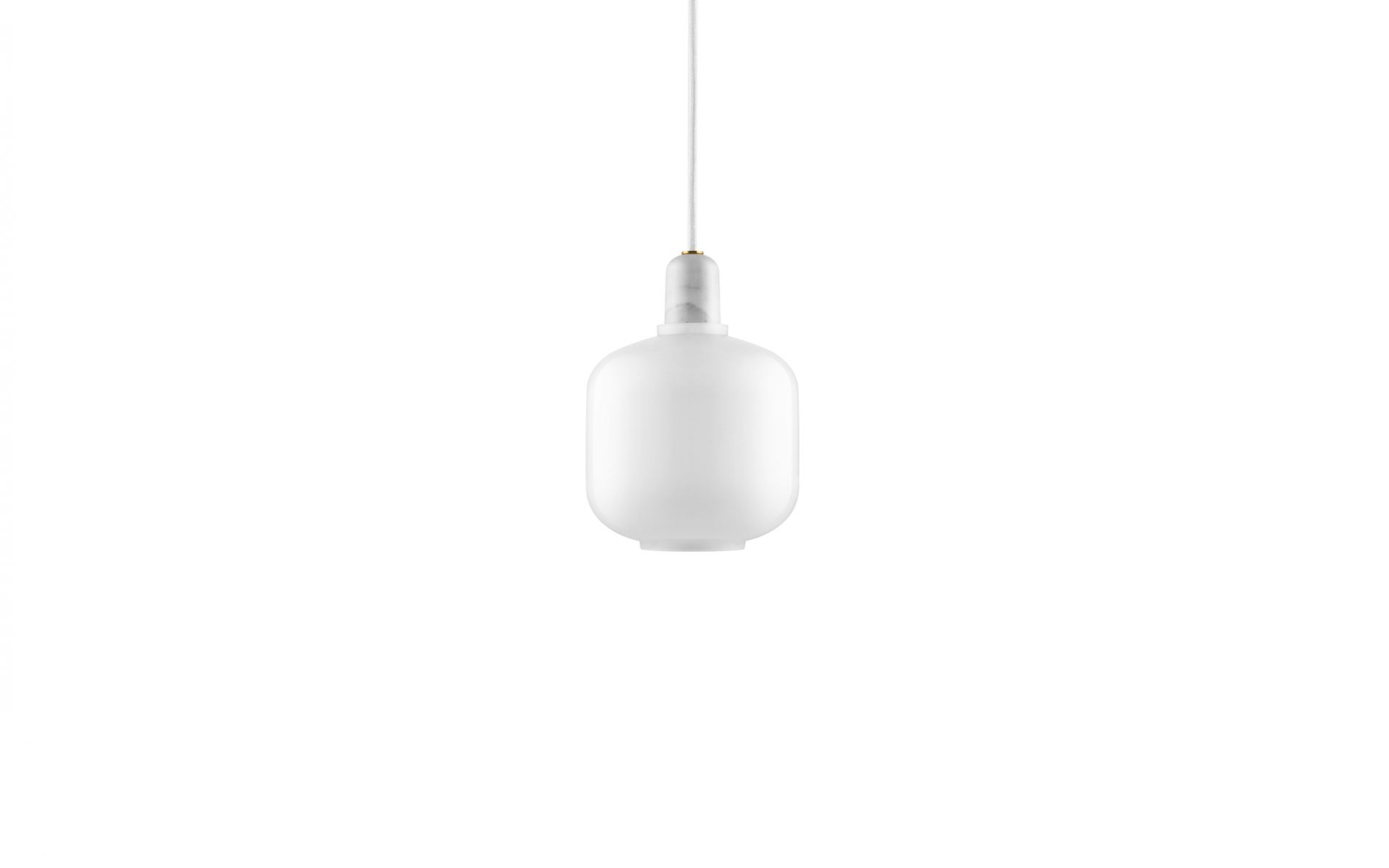 Weiße Amp Lamp Hängeleuchte von Normann Copenhagen, modernes Design für stilvolle Innenräume.