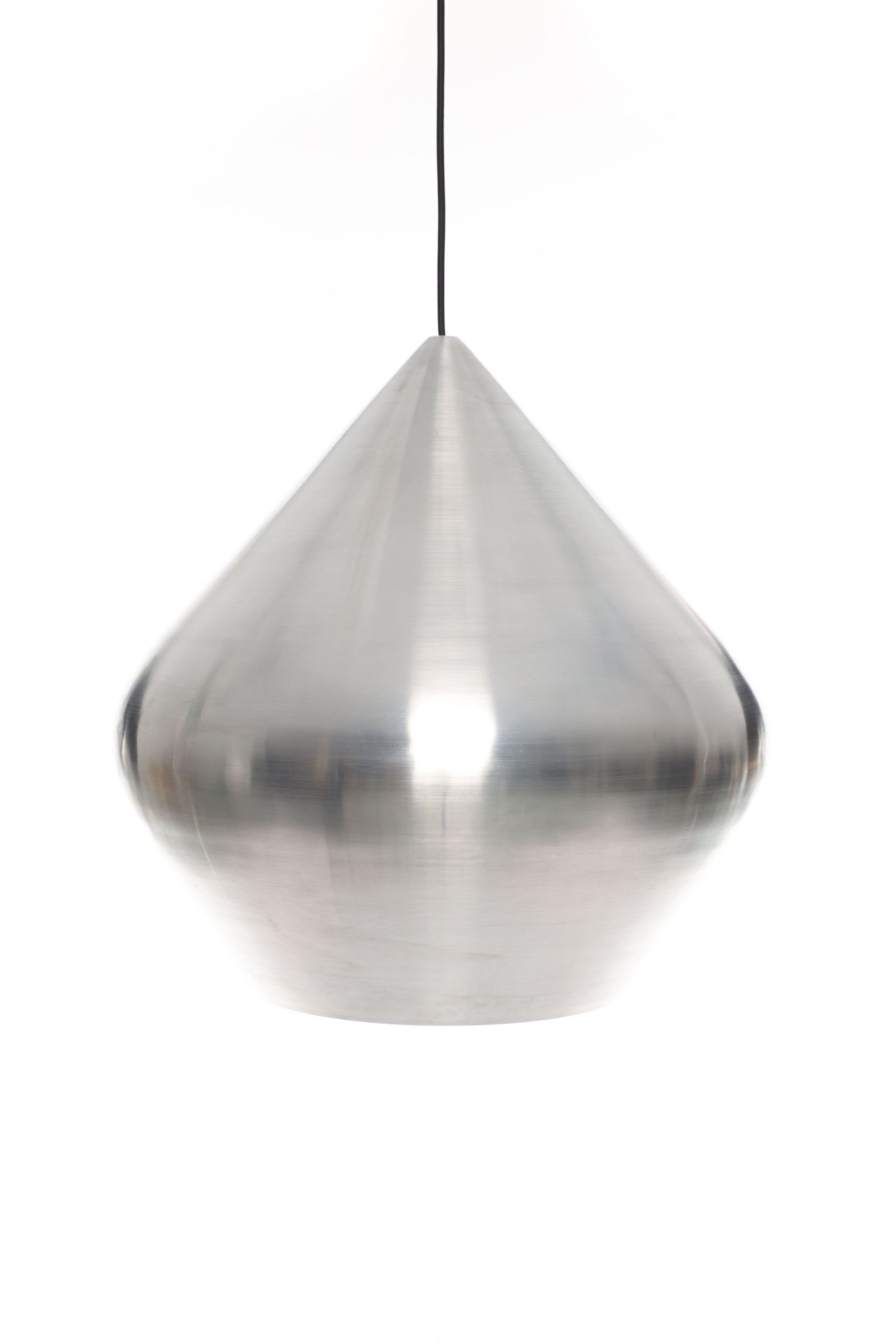 Nahaufnahme der Tom Dixon Unbeaten Stout Pendelleuchte aus gebürstetem Aluminium mit schwarzem Kabel.