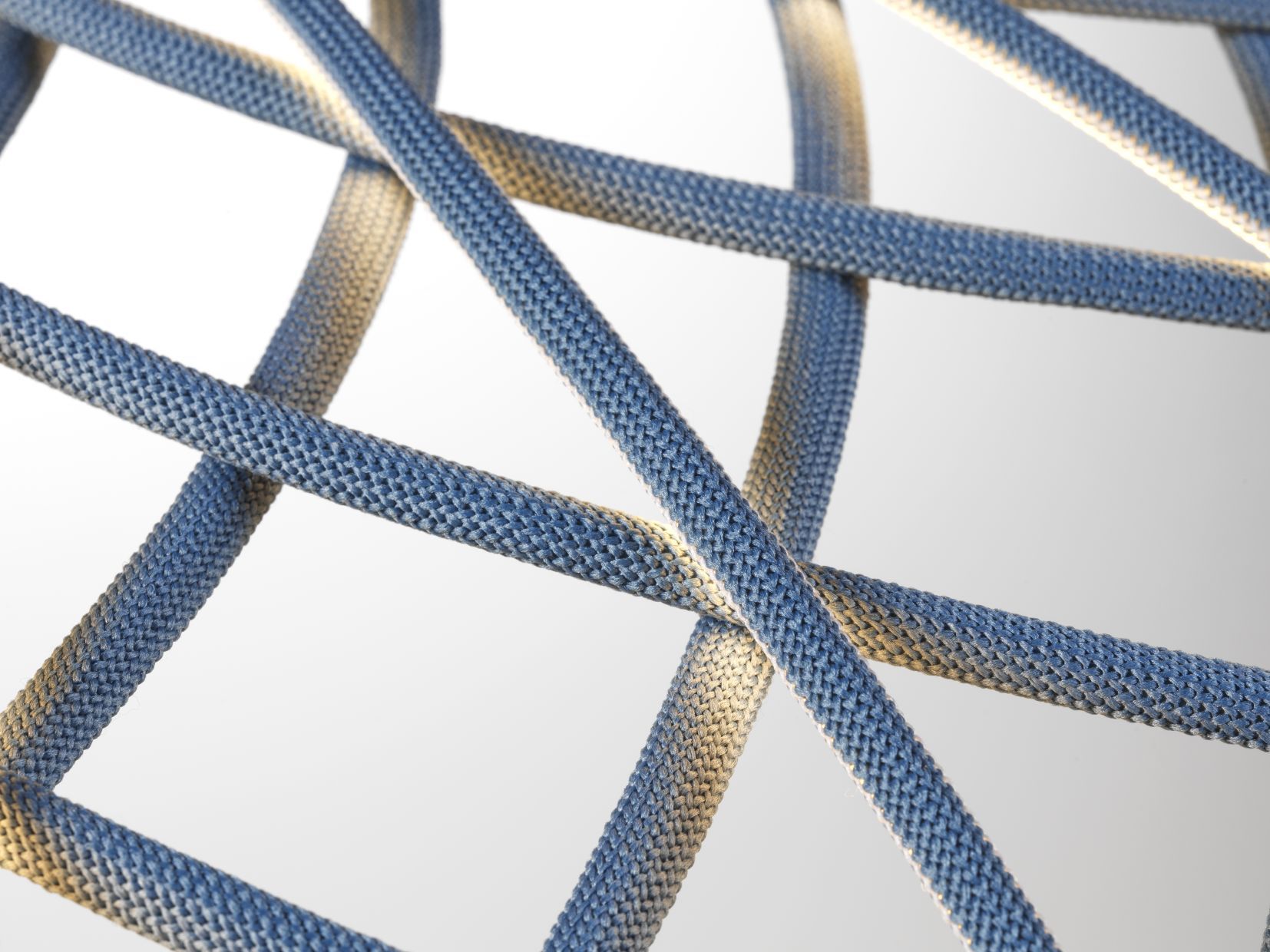 Detailaufnahme der Skynest Pendelleuchte in Blau Turmalin, modernes Design mit Textilkabeln.