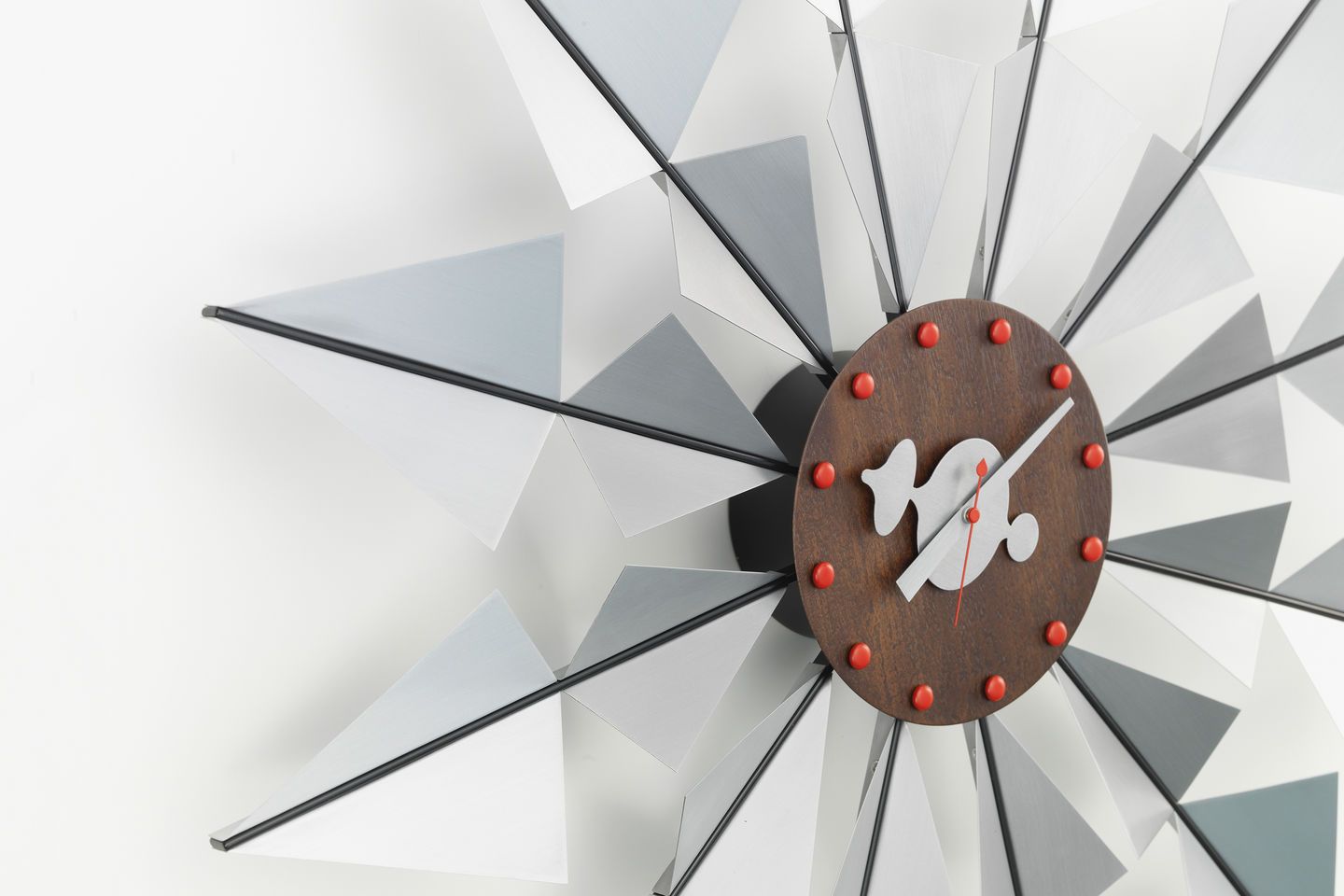 Vitra Nelson Flock of Butterflies Wanduhr mit dreieckigen, silbernen Elementen und braunem Ziffernblatt.