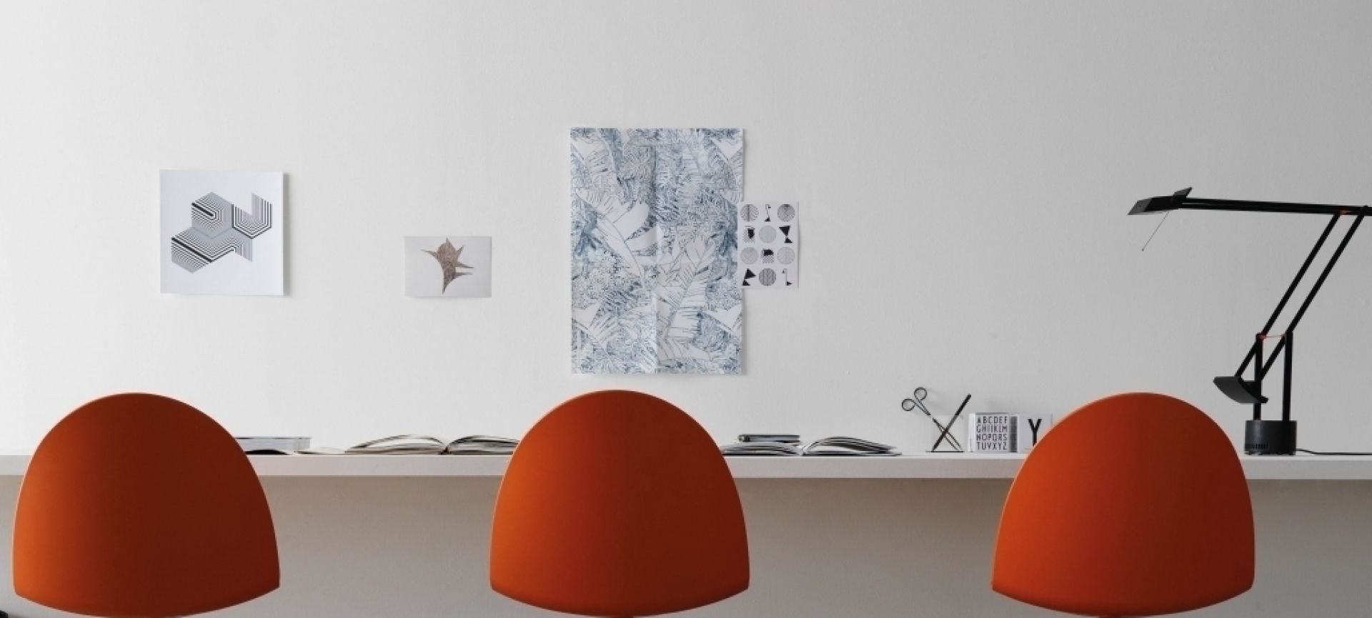 Drei orangefarbene Camel Stühle von Segis stehen an einem Schreibtisch in einem minimalistischen Büro.