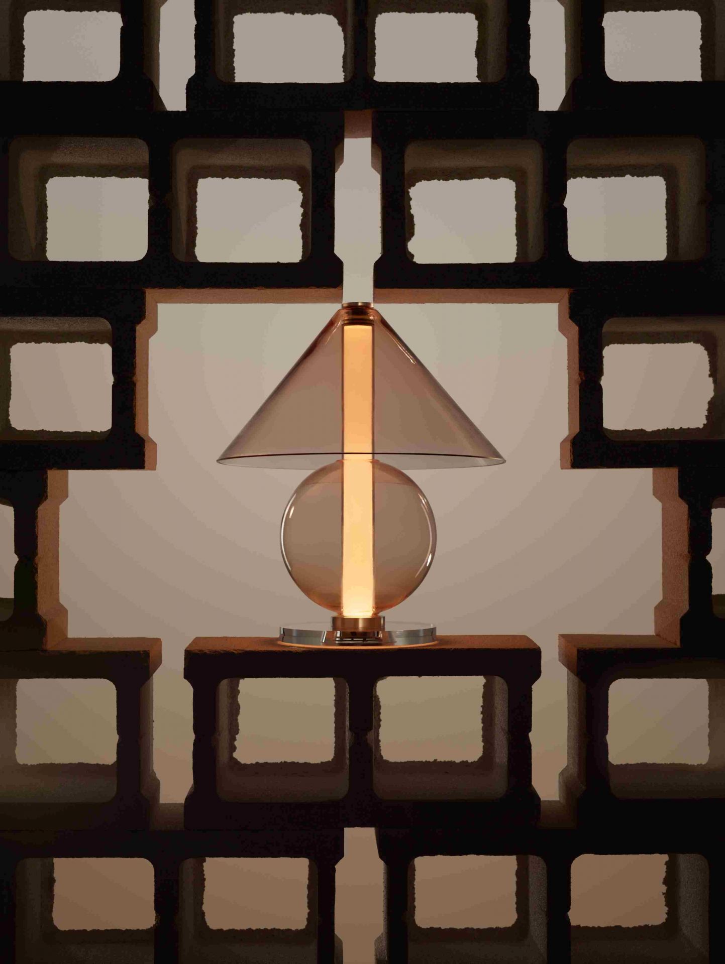 Bernsteinfarbene Fragile Tischleuchte von Marset mit Kegel und Kugel aus Glas.