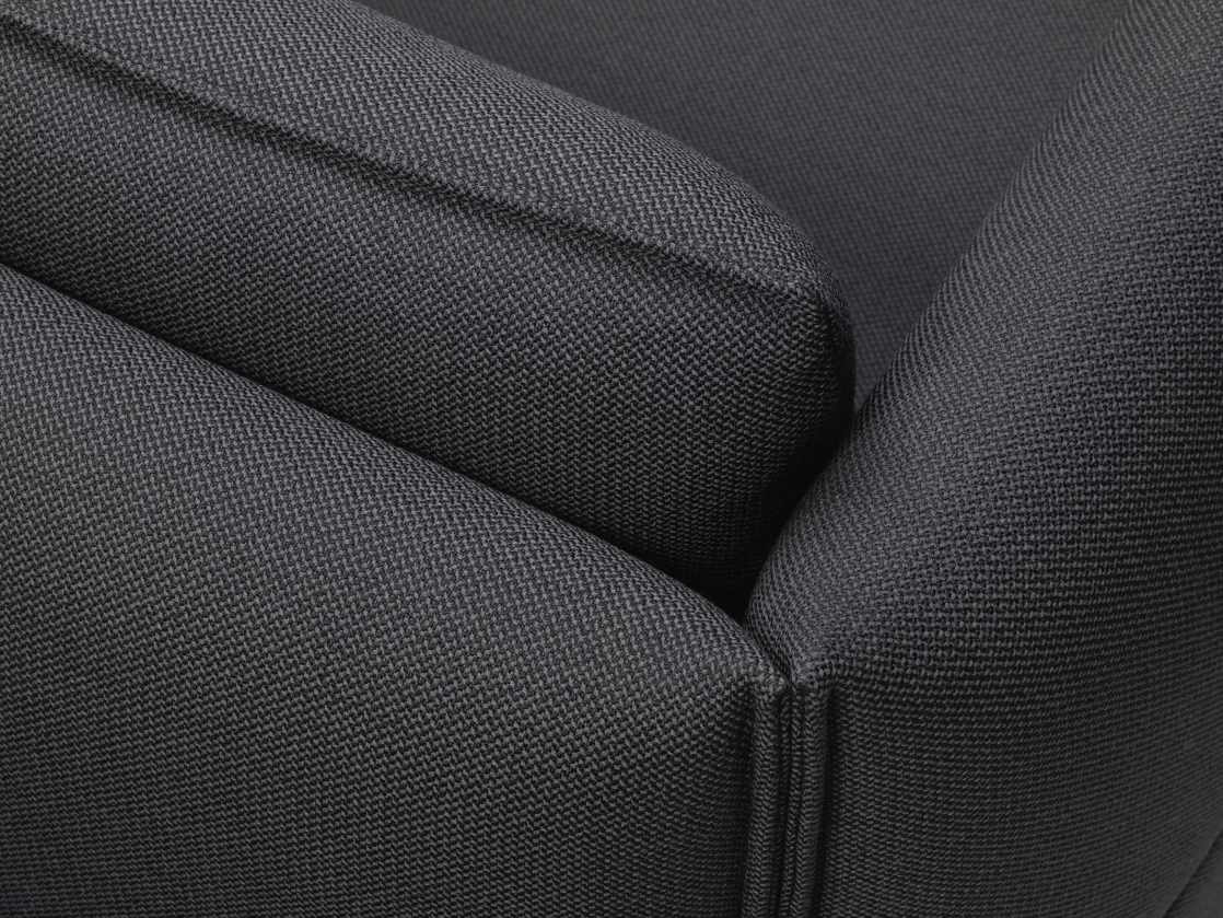 Detailaufnahme: Grauer Mariposa Club Sessel von Vitra, Fokus auf Stoff und Polsterung.