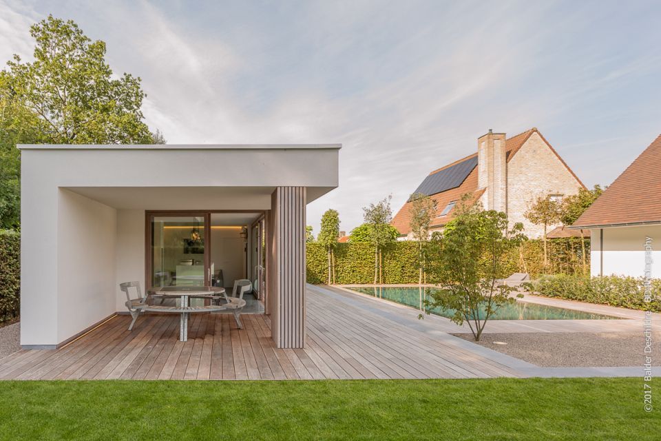 Gargantua Picknicktisch von Extremis auf Holzterrasse mit Pool im Hintergrund für den Garten.