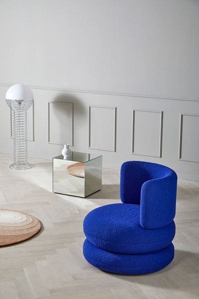 Blauer Easy Chair Sessel von Verpan mit runder Form und Bouclé-Bezug im modernen Wohnzimmer.