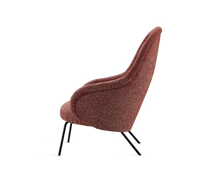 Ona Lounge Chair High Sessel, Freifrau Manufaktur, seitliche Ansicht. Roter Stoffbezug und schwarze Beine. Design Sessel.