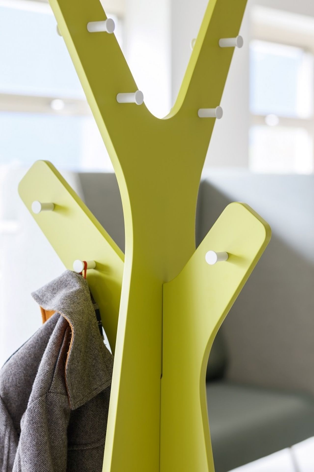Cascando Tree Garderobe in Gelb mit Jacke, moderne Designergarderobe für Büro und Zuhause.
