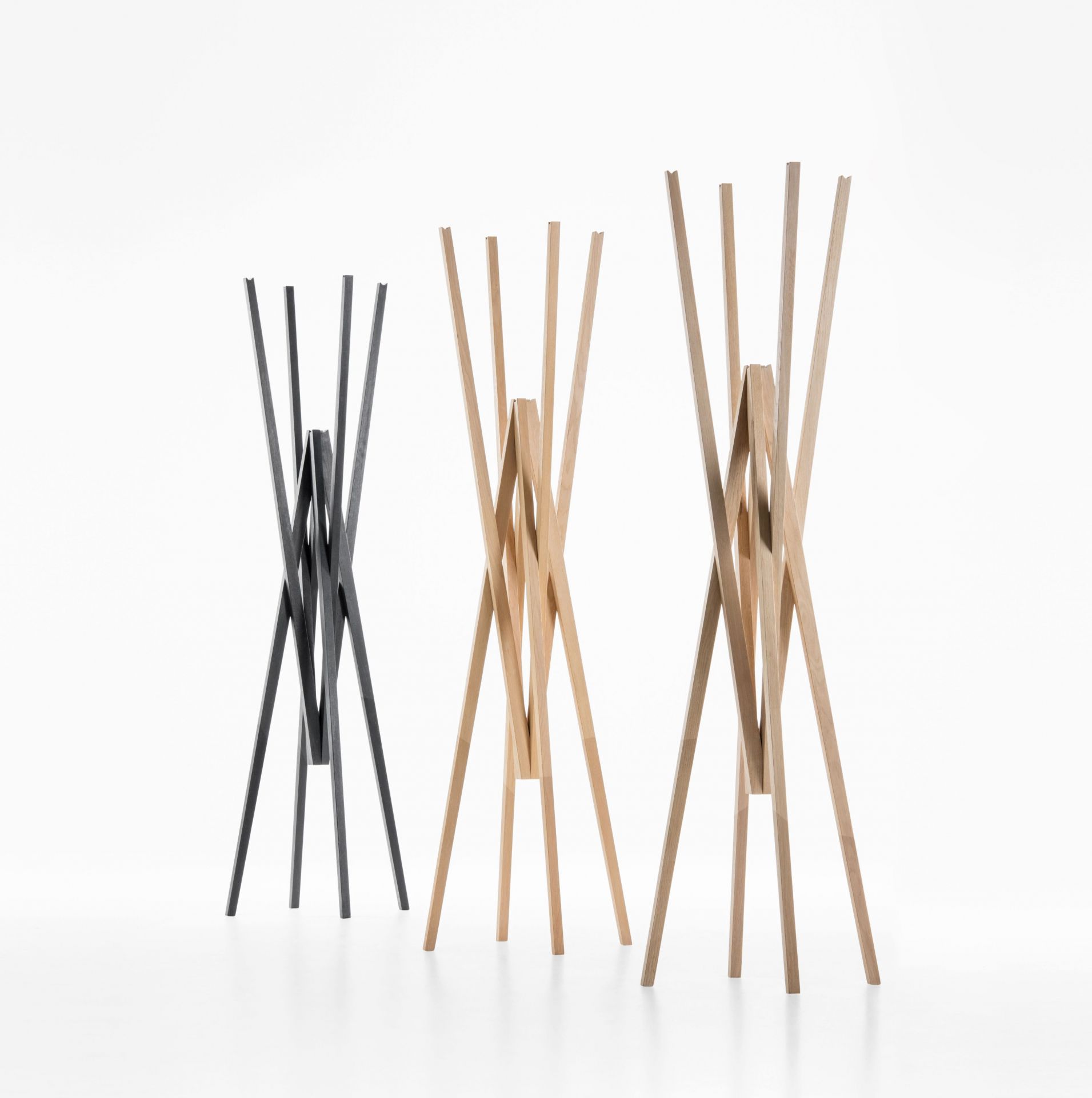 Simetria Kleiderständer von Prostoria in Schwarz und Holz, moderner Garderobenständer für Flur und Büro.