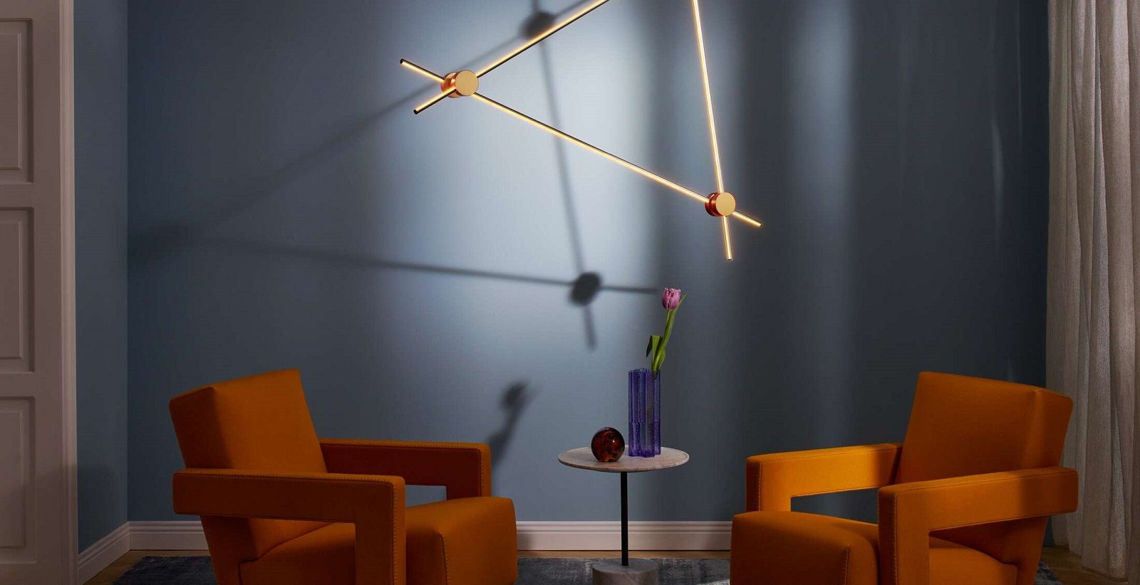 Eitie Triangle Vertical Pendelleuchte von Cassina: Moderne LED-Lampe in einem stilvollen Wohnzimmer.