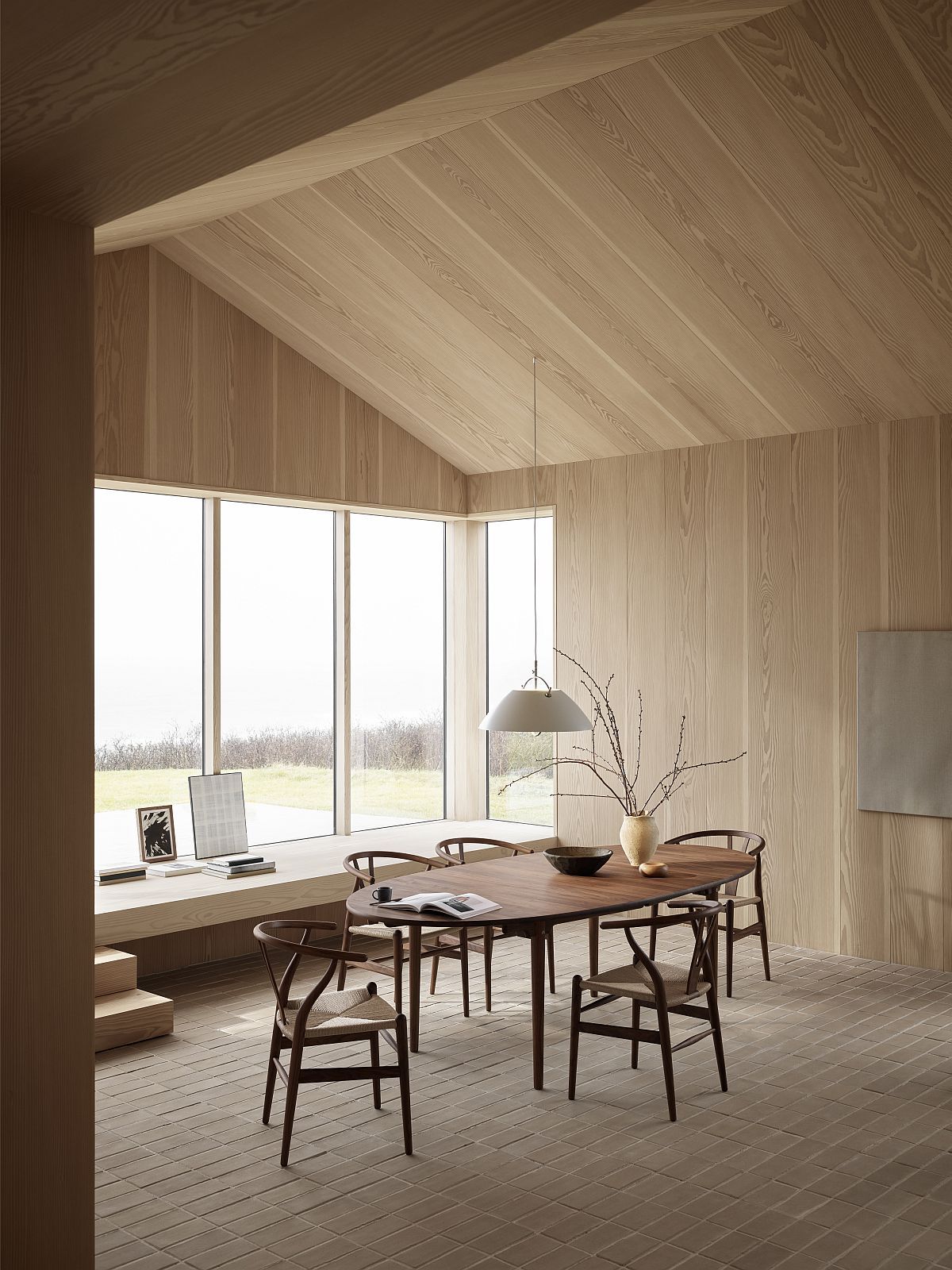 Esszimmer mit HJW37 Pendelleuchte von Carl Hansen & Søn über einem Holztisch.