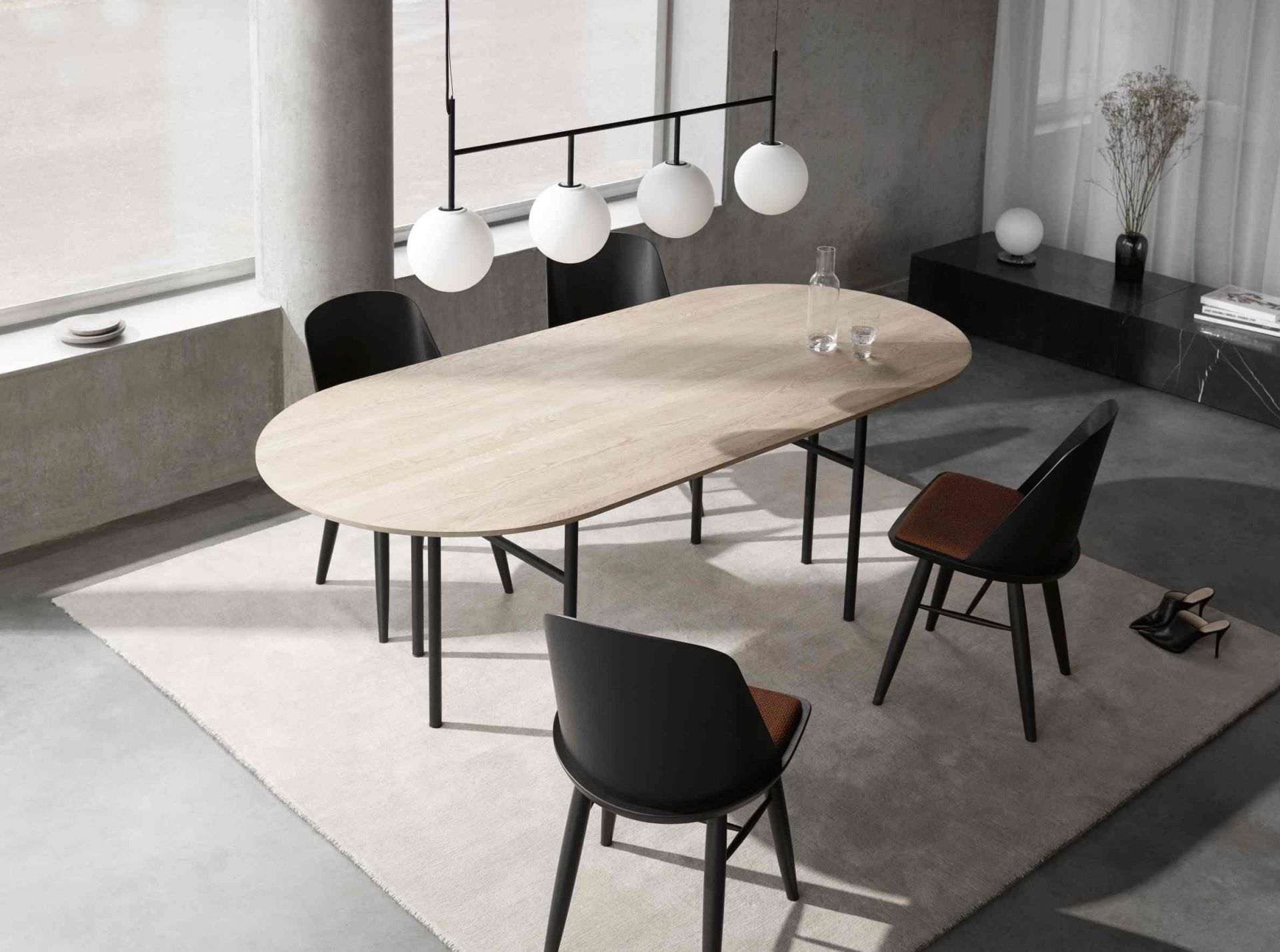 Audo TR Bulb Pendelleuchte über Esstisch mit Stühlen, minimalistisches Design für Esszimmer und Wohnraum.