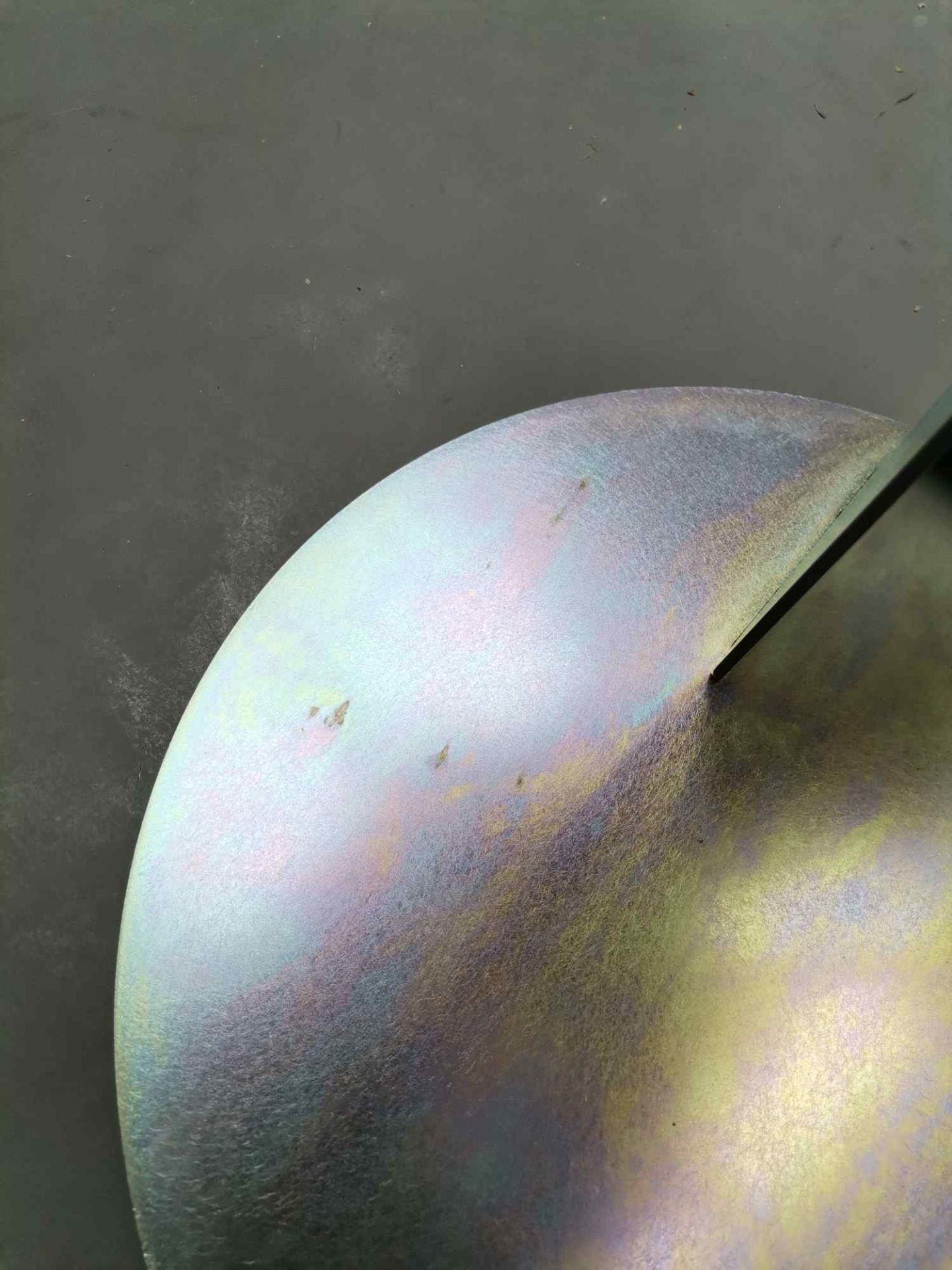 Detailaufnahme der Tischplatte des chromgelben Meta Side Table Beistelltischs. New Tendency Designmöbel.