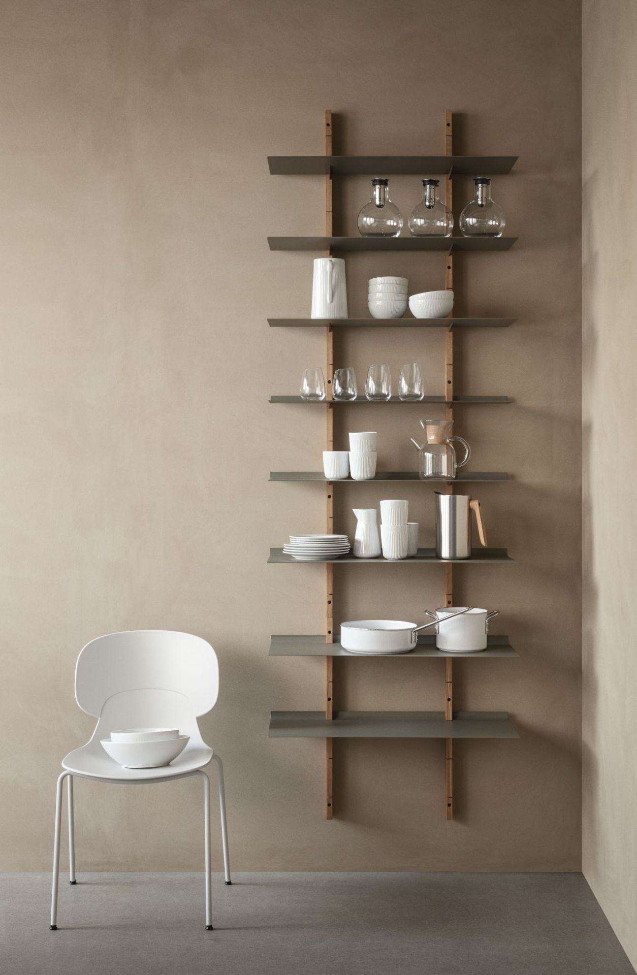 Smile Regal Set Eiche: Wandregal aus Eiche mit Geschirr und Küchenutensilien auf grauen Regalböden.