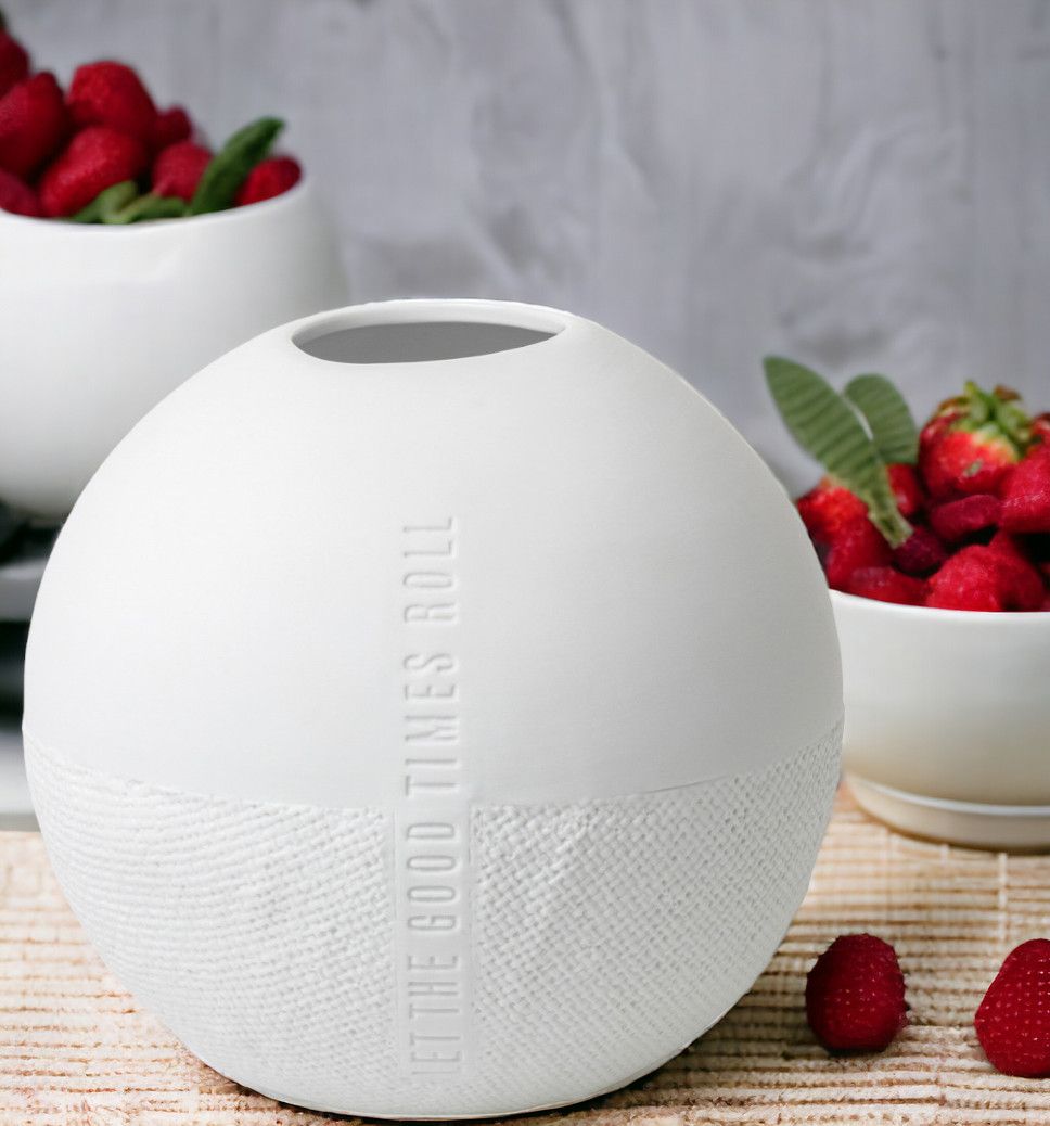 Weiße Formsprache Vase "Let the Good Times Roll" von Räder, moderne Deko für Blumen und Wohnaccessoires.