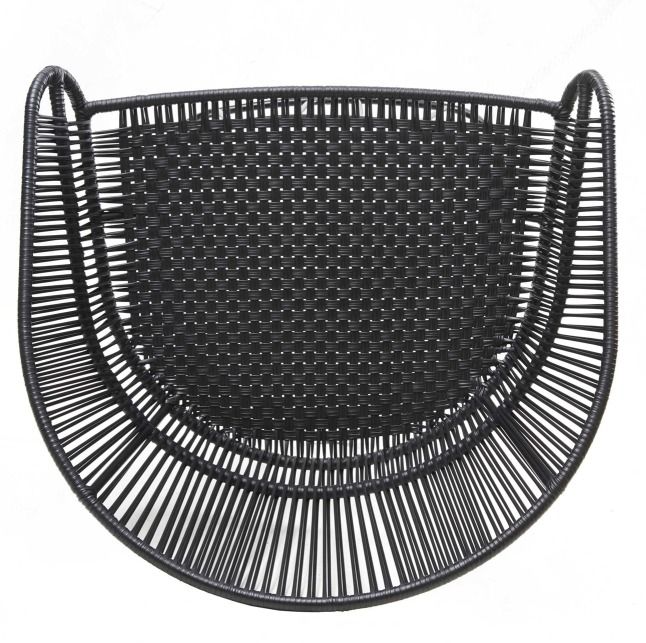 Detailaufnahme: Schwarzer Circo Lounge Chair von Ames, Outdoor Loungesessel mit geflochtener Sitzfläche.