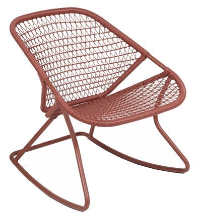 Sixties Schaukelstuhl von Fermob für den Außenbereich, brauner Metallrahmen mit luftiger Sitzfläche.