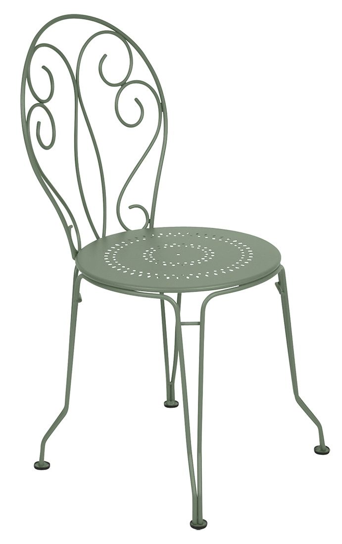 Grüner Montmartre Stuhl von Fermob für den Außenbereich, filigranes Design mit runder Sitzfläche.